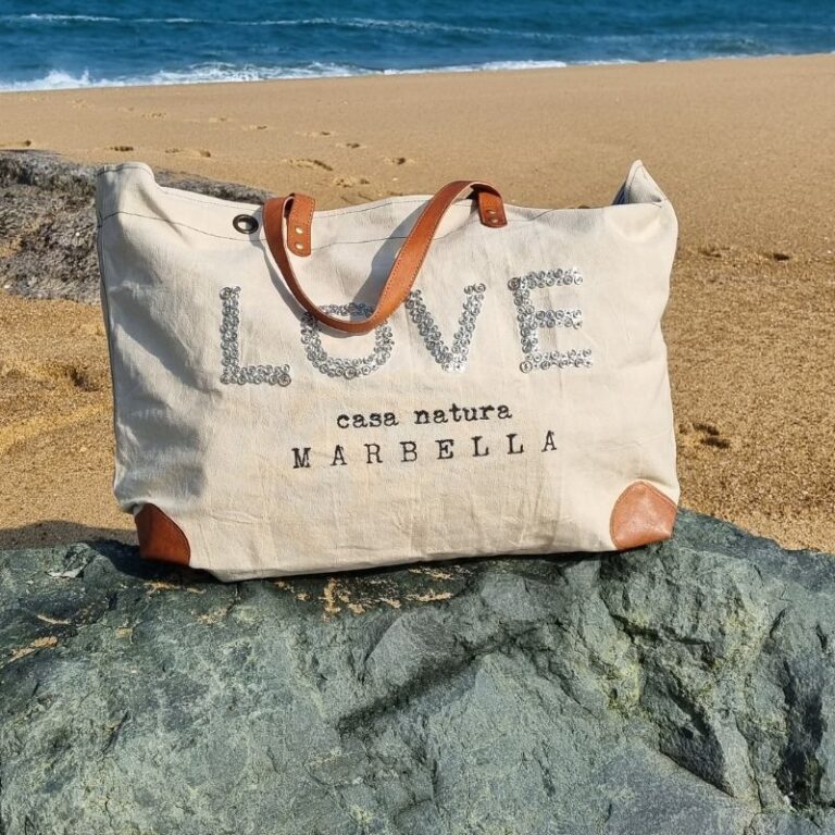 sac de plage XXL brodé LOVE en toile upcyclée posé sur la plage de Hossegor