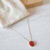collier chaine en plaqué or avec pendentif pierre agate rouge élégance intemporelle bijou zosha