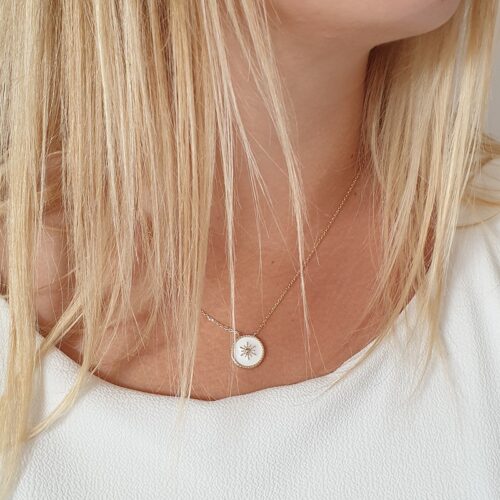 Collier ras de cou en plaqué or 18 carats orné d'un pendentif émail blanc