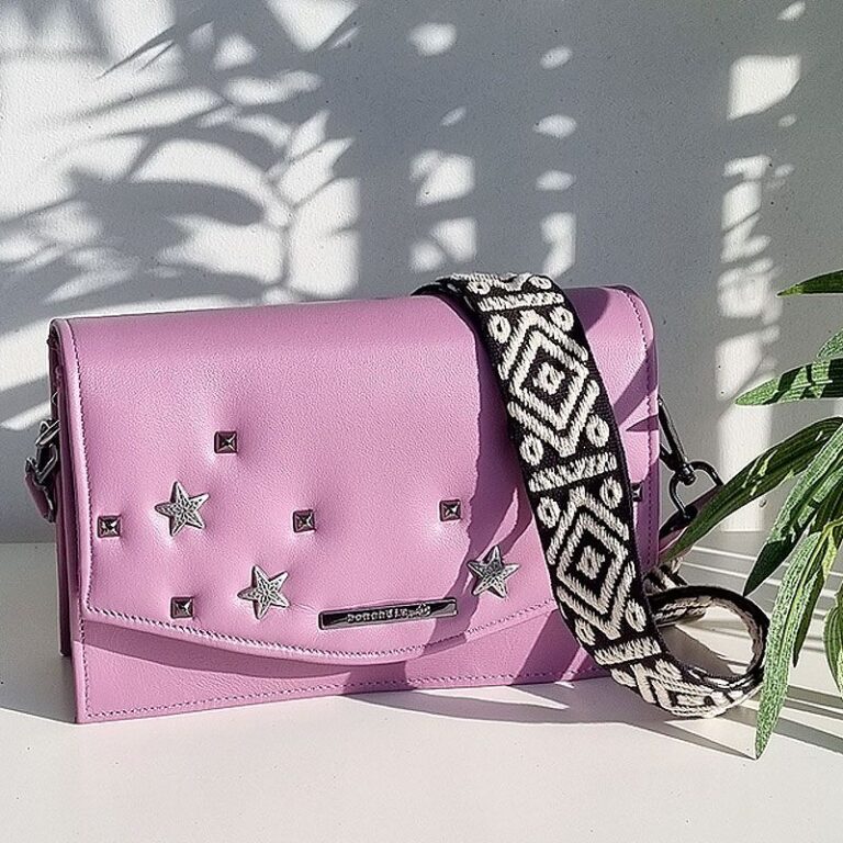 sac en cuir fait main marque eco responsable Bonendis couleur lilas avec étoile fantaisie sur rabat