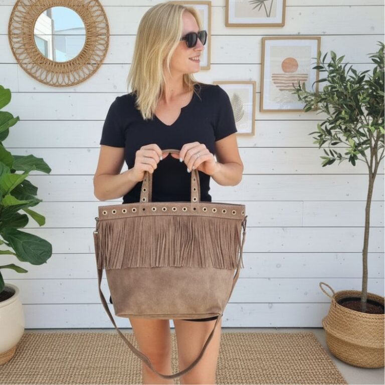 Grand cabas en daim taupe à franges, style tendance et pratique