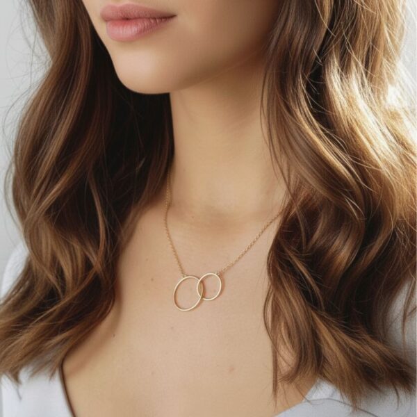 collier ras de cou en plaqué or 18 carats anneaux entrelacés bijou intemporel et raffiné