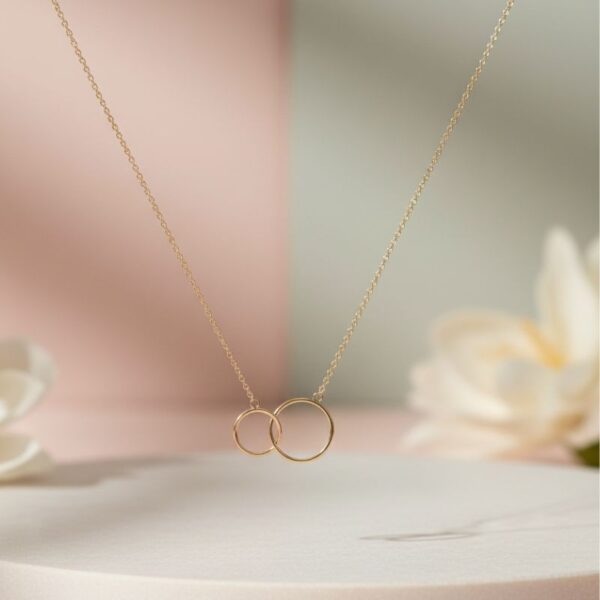 collier ras de cou en plaqué or 18 carats anneaux entrelacés bijou intemporel et raffiné