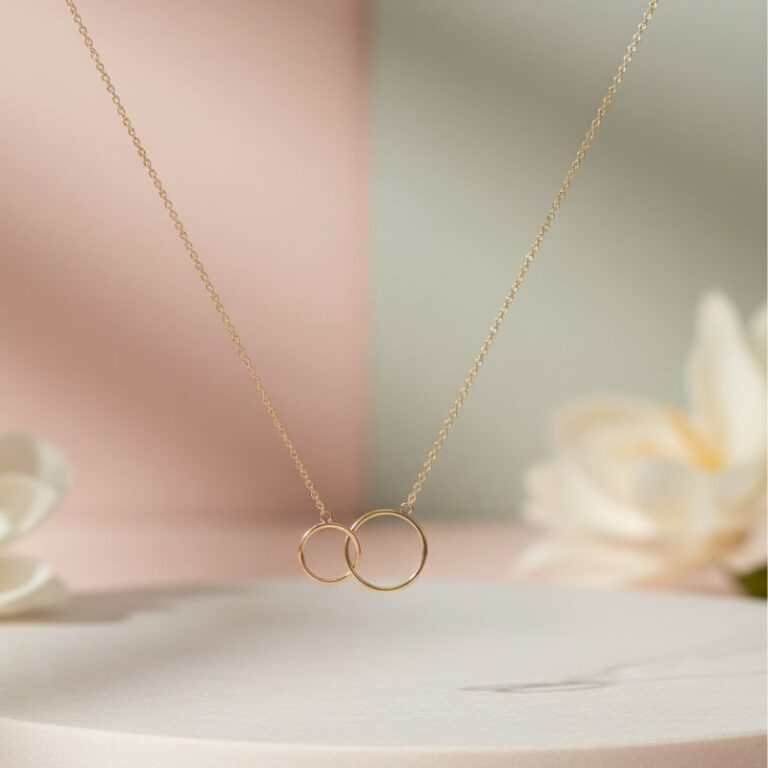 collier ras de cou en plaqué or 18 carats anneaux entrelacés bijou intemporel et raffiné