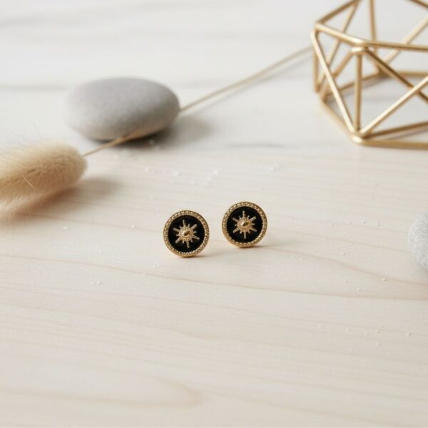 puces d'oreilles émail noir et plaqué or 18 carats bijou discret et chic