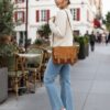 sac bandoulière forme messenger en daim couleur camel