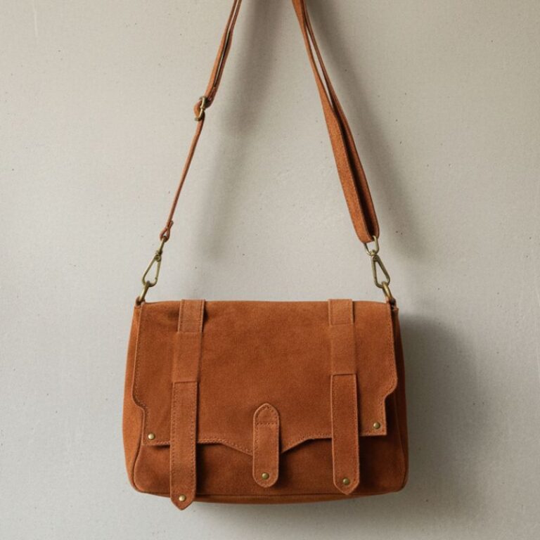 sac bandoulière forme messenger en daim couleur camel