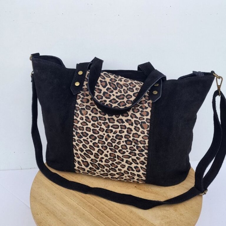 cabas en daim noir empiècement imprimé léopard mode tendance