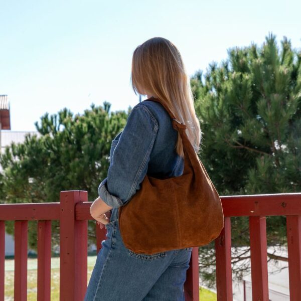Sac souple hobo en daim camel grand format, pratique et tendance