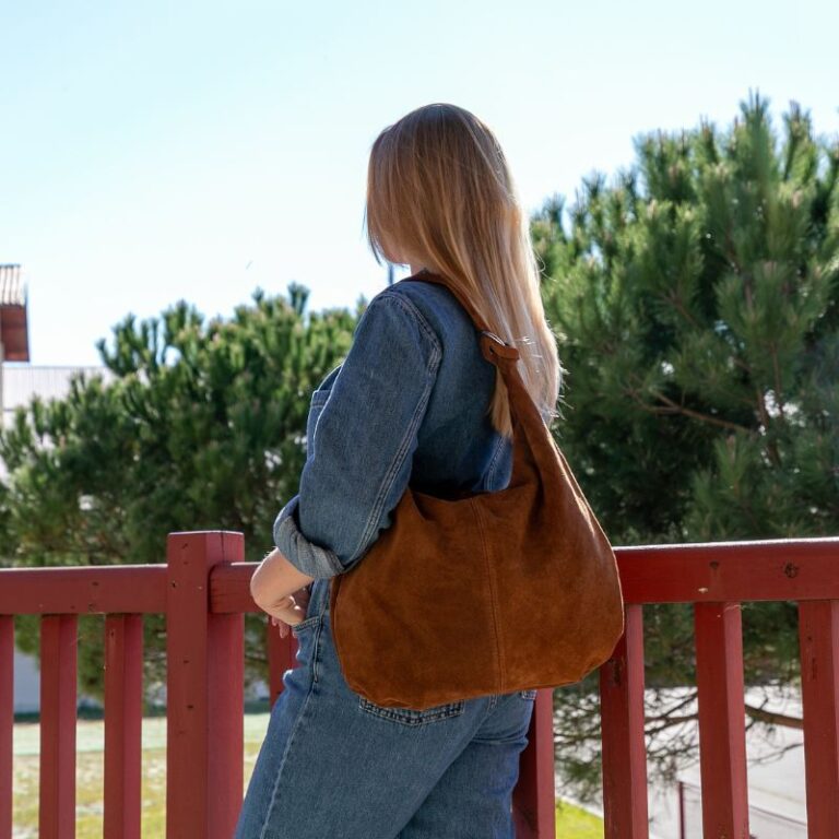 Sac souple hobo en daim camel grand format, pratique et tendance