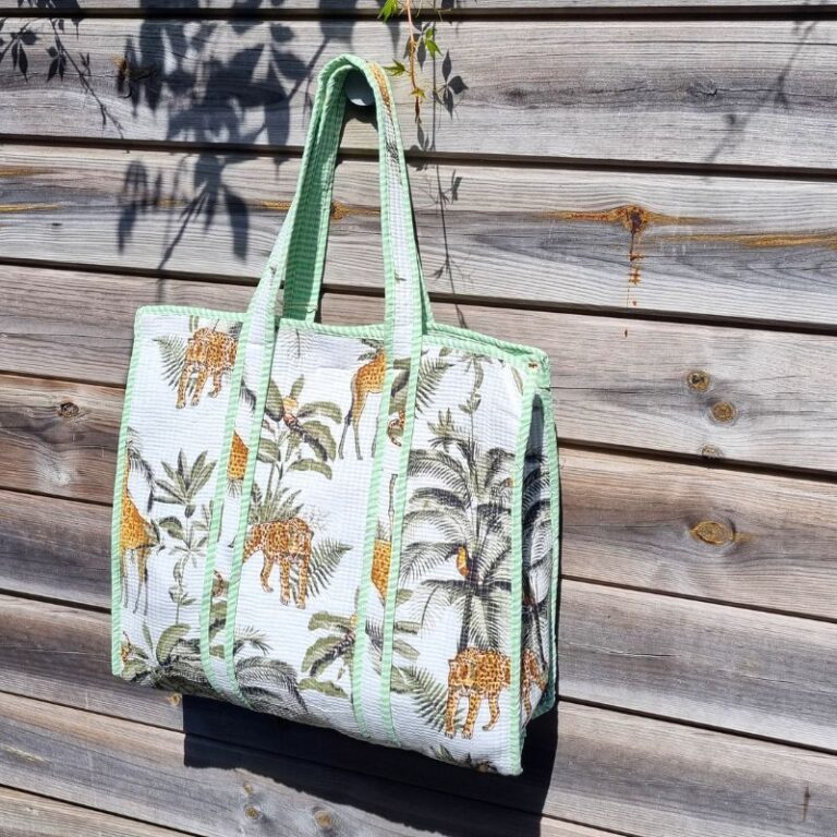 cabas coton matelassé imprimé jungle et palmier pour la plage ou le shopping tendance mode été