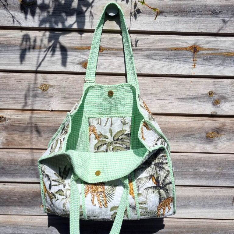 cabas coton matelassé imprimé jungle et palmier pour la plage ou le shopping tendance mode été