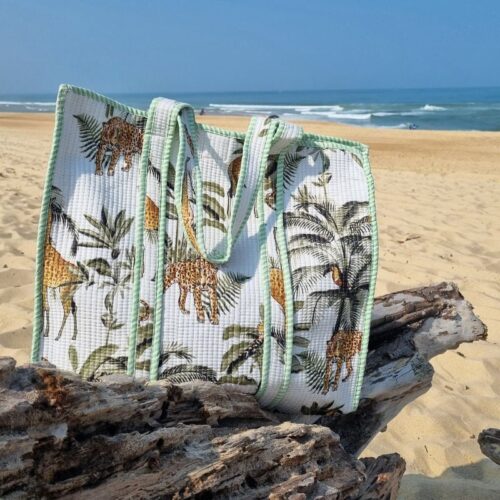 cabas coton matelassé imprimé jungle et palmier pour la plage ou le shopping tendance mode été