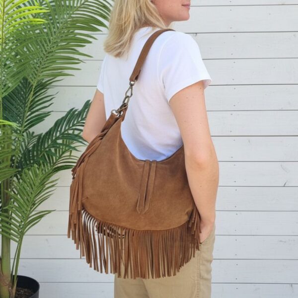 sac demi lune à franges en daim couleur marron cognac tendance 2025