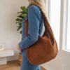 Sac hobo en daim camel porté à l’épaule, style bohème chic