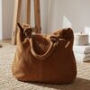 Sac hobo Sorina en daim camel, accessoire mode intemporel