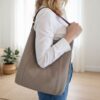 sac hobo en daim couleur taupe clair sac décontracté chic pour femme