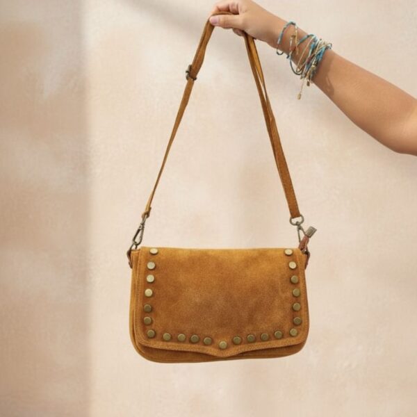 sac à bandoulière en daim camel avec rivet fantaisie sur rabat