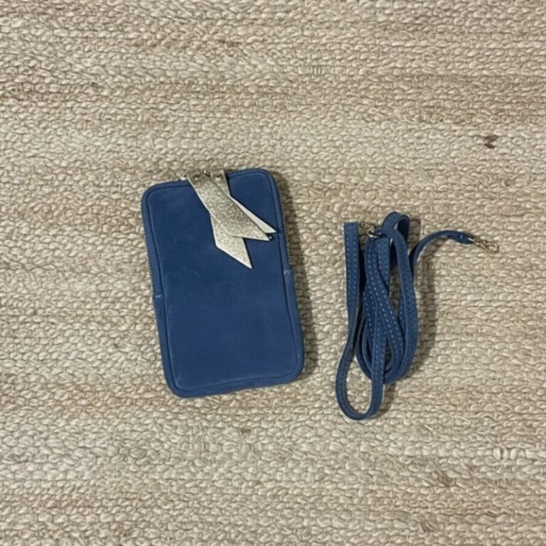 pochette de téléphone daim couleur bleu jean