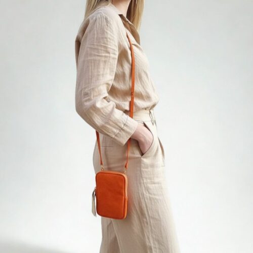 pochette pour téléphone en daim couleur orange fabrication italienne
