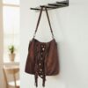 sac en daim à franges couleur chocolat avec rivets fantaisie devant