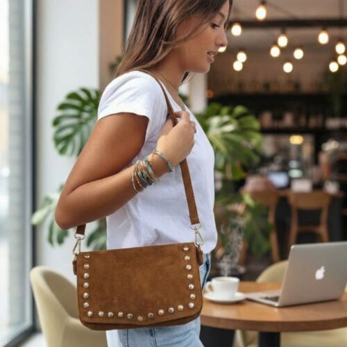 sac à bandoulière en daim camel porté à l’épaule style boheme chic