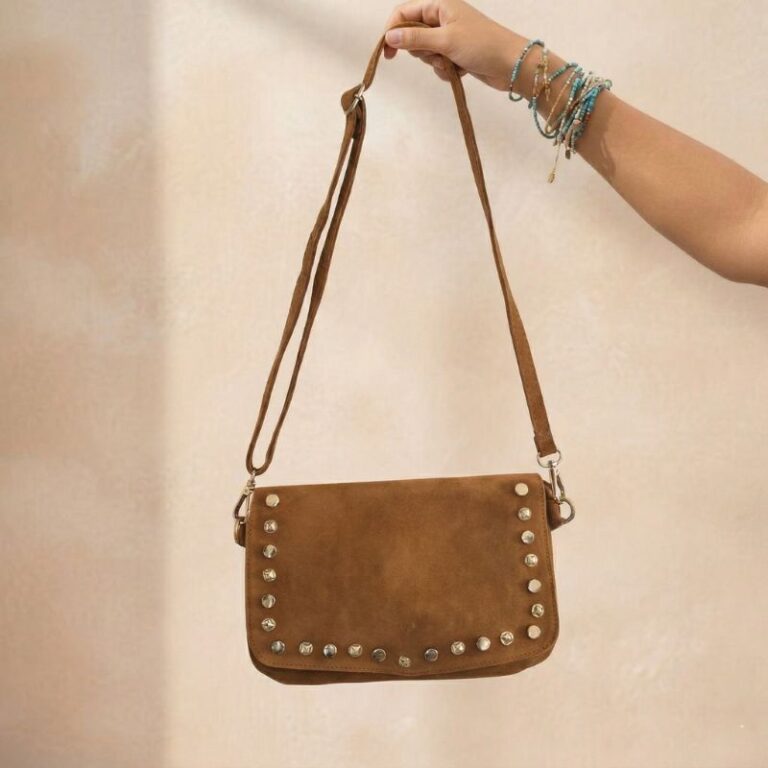 sac à bandoulière en daim couleur camel avec rivets fantaisie métal sur rabat devant