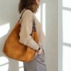 sac hobo daim et anse cuir couleur camel