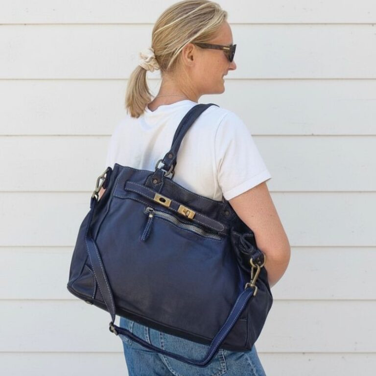 Sac en cuir bleu marine porté à l’épaule, style urban vintage chic