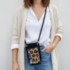pochette téléphone daim imprimé léopard sur fond noir bandoulière ajustable