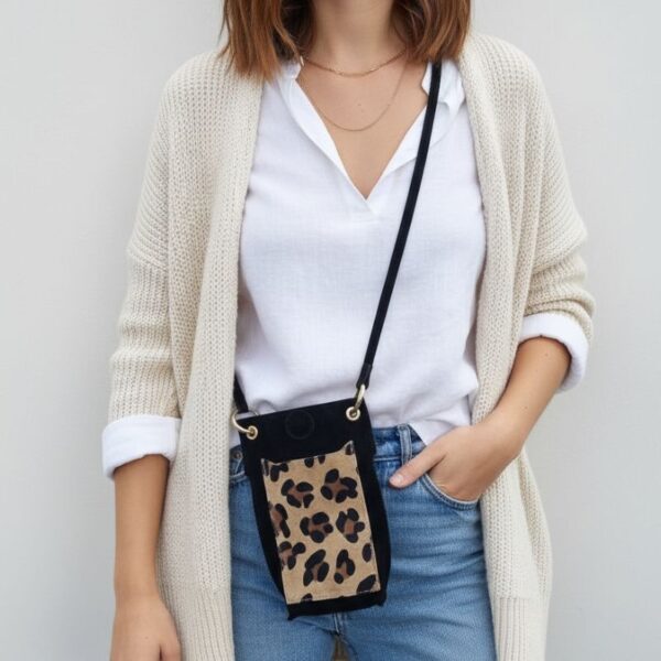 pochette téléphone daim imprimé léopard sur fond noir bandoulière ajustable