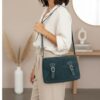 sac besace double boucle en daim couleur vert sapin