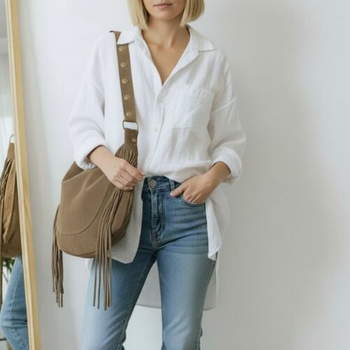 Sac à franges Arizona en daim taupe, porté avec chemise blanche et jean