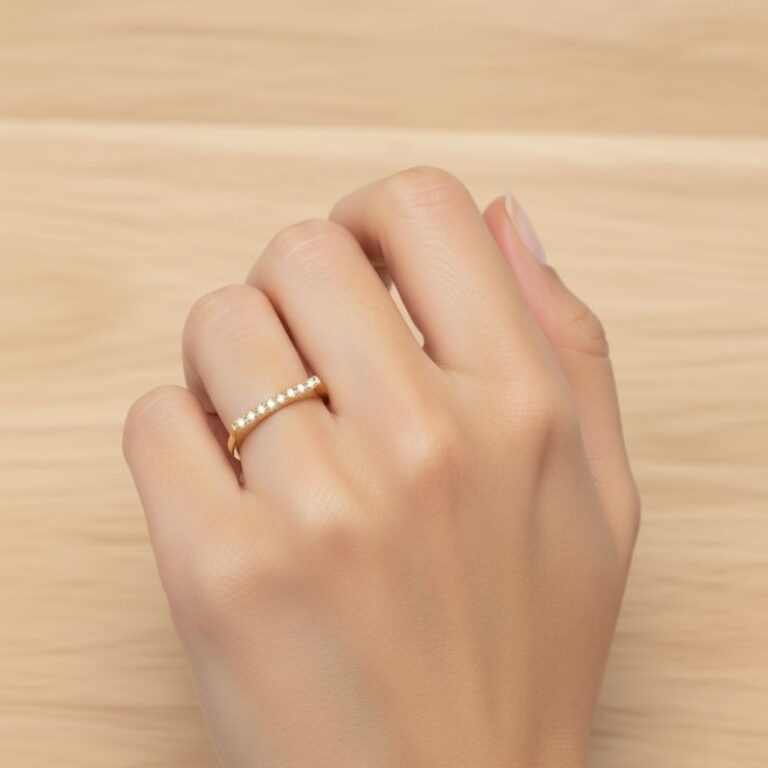 bague fine femme en plaqué or 18 carats ornée de zirconiums, bijou élégant et raffiné