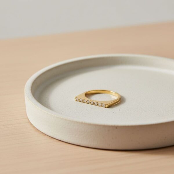 bague fine femme en plaqué or 18 carats ornée de zirconiums, bijou élégant et raffiné