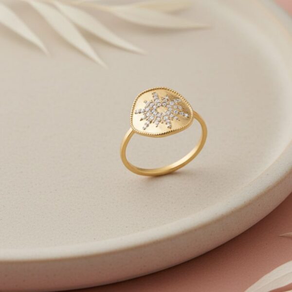 bague en plaqué or 18 carats ornée d’un motif soleil et de zirconiums scintillants