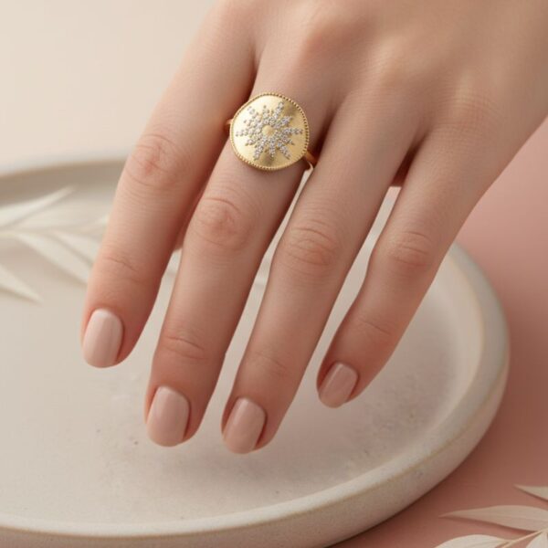 bague en plaqué or 18 carats ornée d’un motif soleil et de zirconiums scintillants