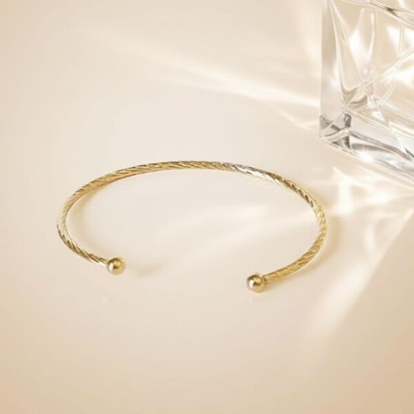 bracelet jonc semi ouvert plaqué or 18 carats bijou basique et intemporel