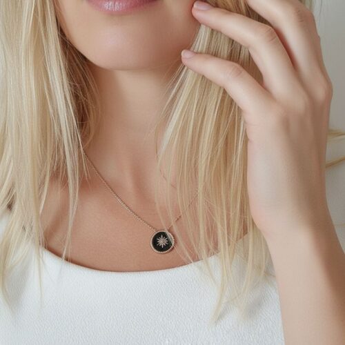 collier ras de cou pour femme en plaqué or 18 carats avec pendentif rond en émail noir et motif étoile