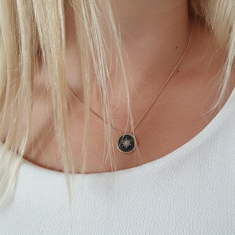collier ras de cou pour femme en plaqué or 18 carats avec pendentif rond en émail noir et motif étoile