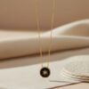 collier ras de cou pour femme en plaqué or 18 carats avec pendentif rond en émail noir et motif étoile