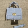 Sac à main en daim bleu ciel avec franges et fermoir doré style bohème chic