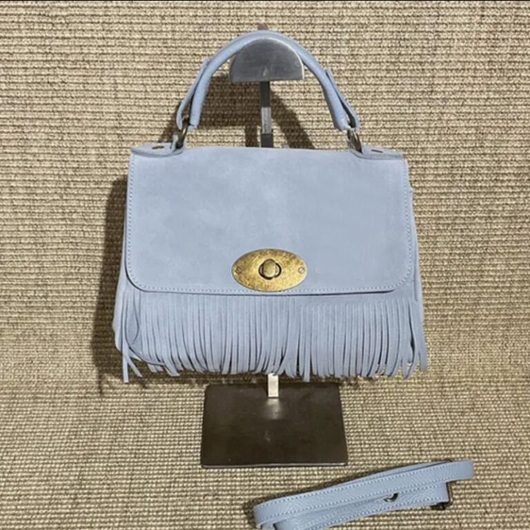 Sac à main en daim bleu ciel avec franges et fermoir doré style bohème chic