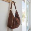 Sac bohème chic en daim chocolat, grand format pratique et tendance