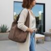 sac daim hobo taupe style décontracté chic
