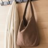 sac daim forme hobo couleur taupe style décontracté chic