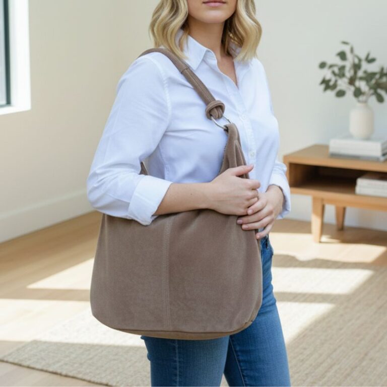 Sac hobo en daim taupe porté à l’épaule, style bohème chic