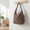 Sac cabas souple taupe en daim, accessoire bohème chic intemporel