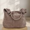 Grand sac hobo en daim taupe, parfait pour un look élégant et décontracté