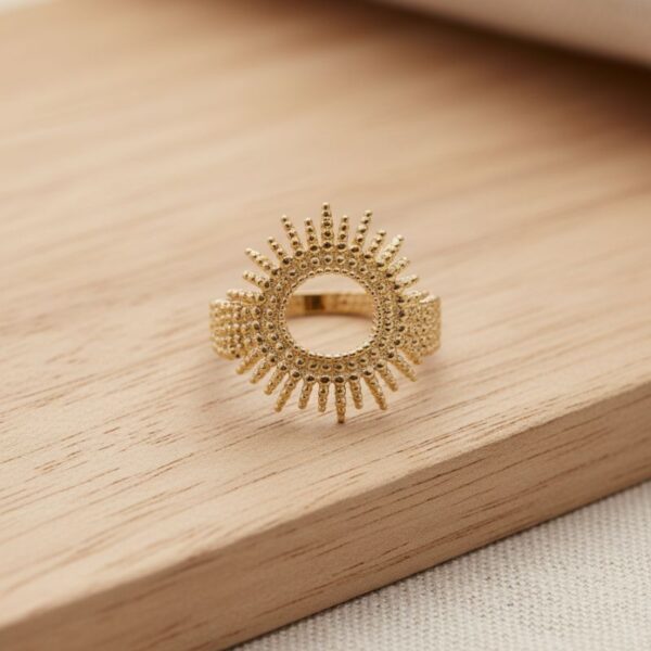 bague plaqué or 18 carats motif soleil ajouré et perlé bijou tendance
